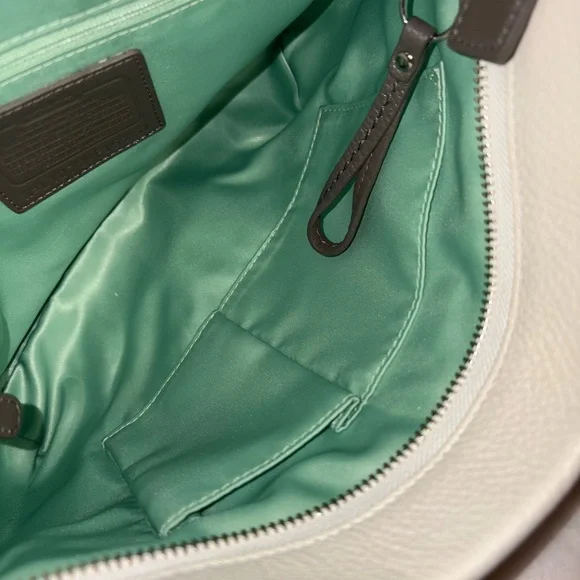 Coach Carly Pebbled Leather shoulder Hobo bag off white
All sales final - Picture 5 of 5